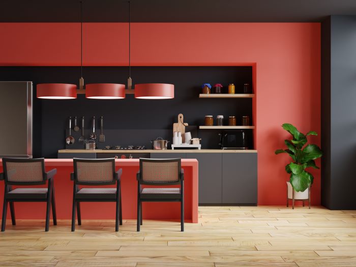 una cucina dalle pareti rosse